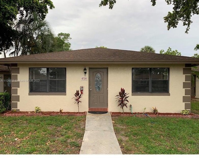 view of front of home featuring a front yard