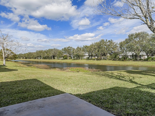 view of yard featuring a water view