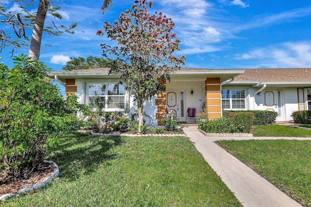 single story home with a front yard