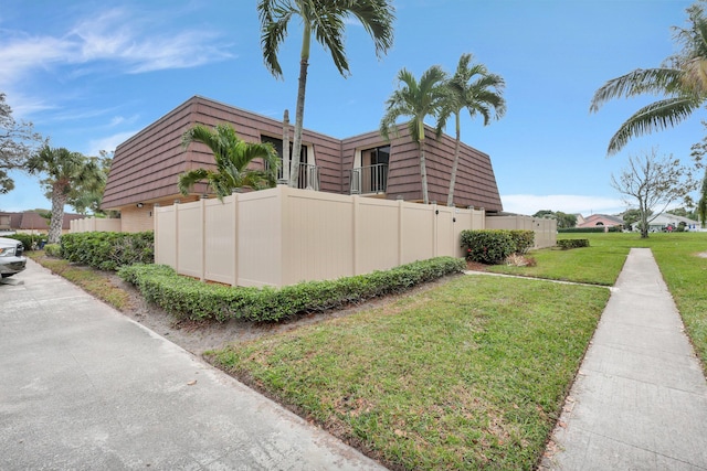 view of side of property featuring a lawn