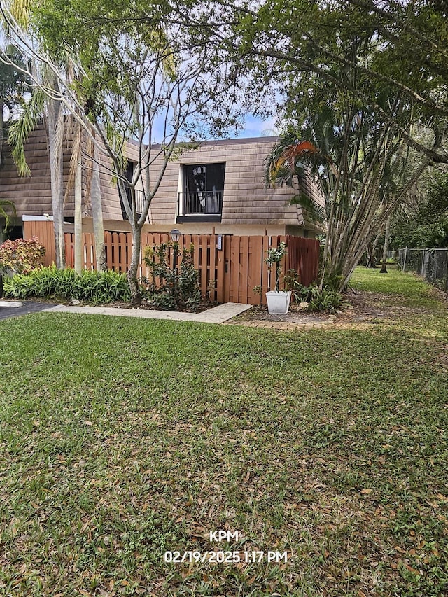 view of front facade featuring a front yard