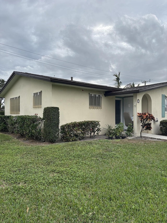 exterior space featuring a front yard