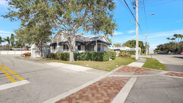 view of front of house with a front lawn