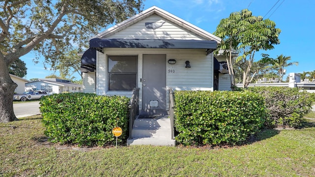 bungalow-style house with a front yard