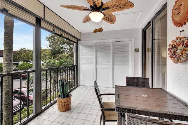 sunroom / solarium with ceiling fan