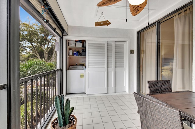 sunroom / solarium with washer / clothes dryer and ceiling fan