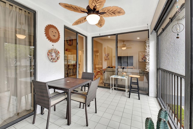 sunroom with ceiling fan