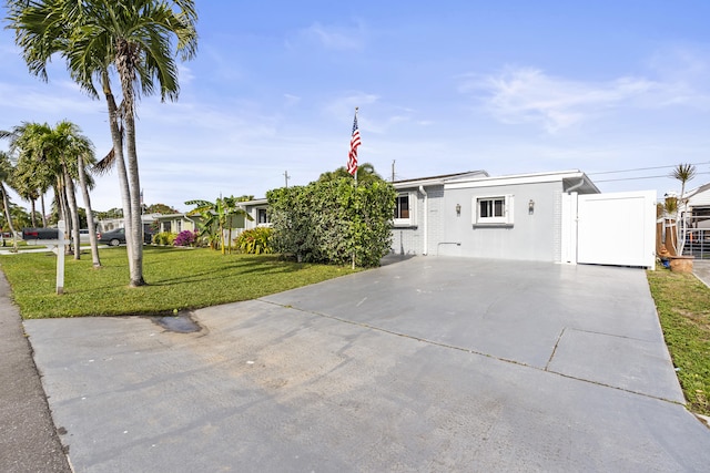 view of front facade with a front yard