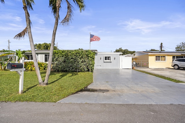 view of front of home featuring a front yard