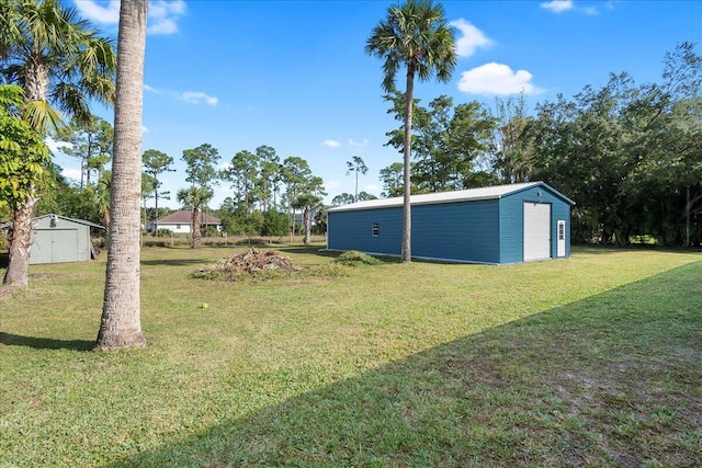 view of yard with an outbuilding