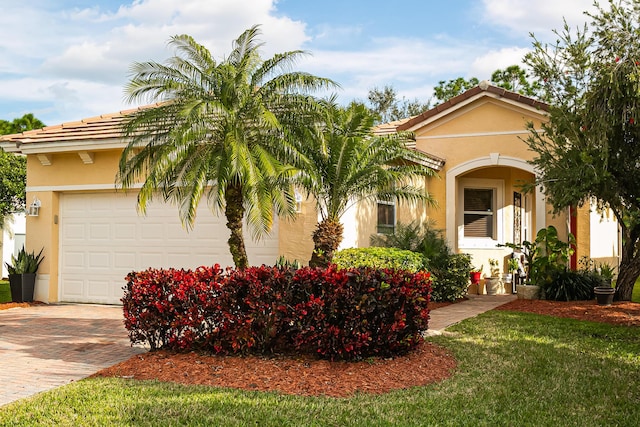 view of front facade featuring a garage and a front yard