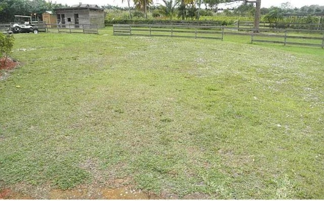 view of yard featuring a rural view