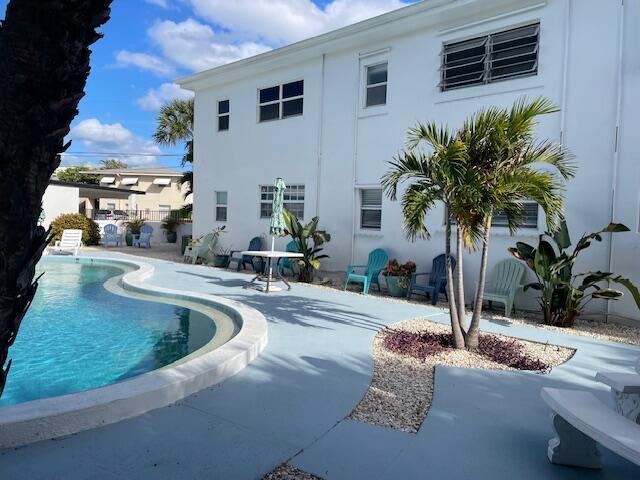 view of swimming pool featuring a patio