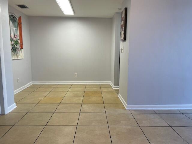 spare room featuring light tile patterned flooring