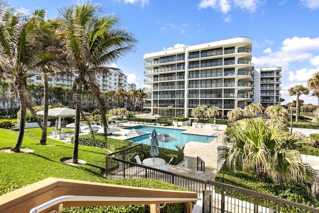 view of swimming pool featuring a yard