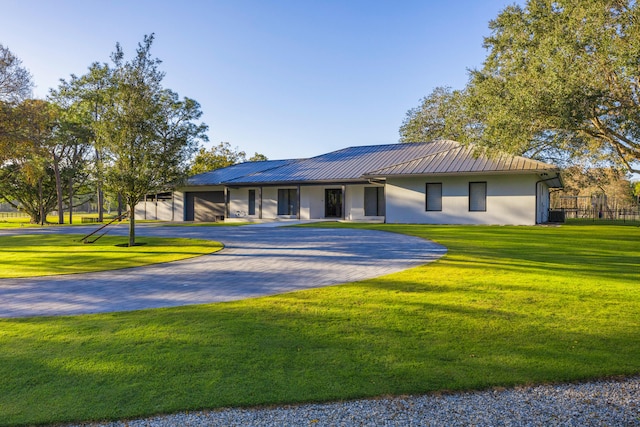 ranch-style house featuring a front yard