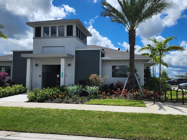 view of front of home featuring a front lawn