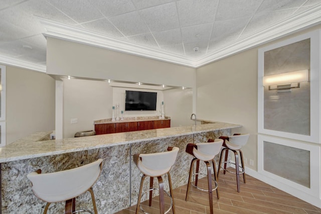 kitchen with crown molding and kitchen peninsula