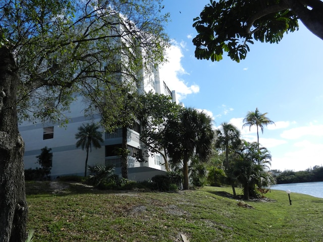 view of yard featuring a water view