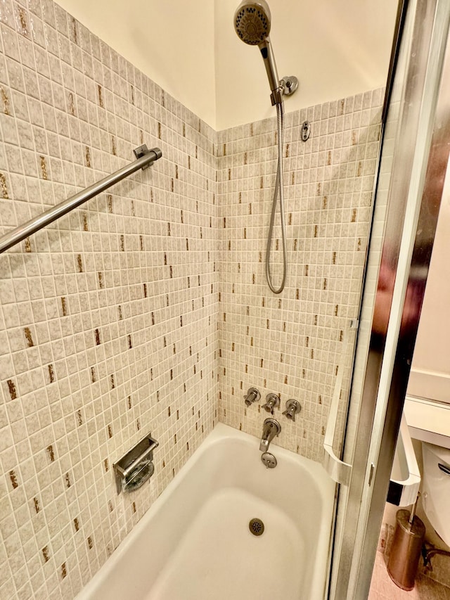 bathroom featuring tiled shower / bath combo