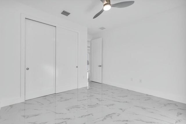 unfurnished bedroom featuring ceiling fan and a closet