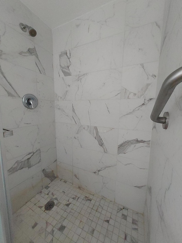 bathroom featuring tiled shower