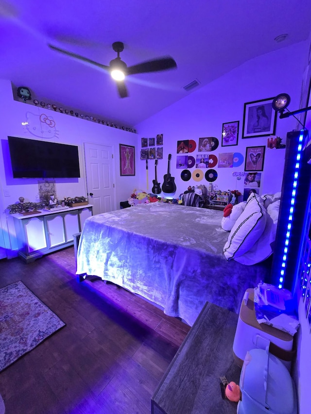 bedroom with ceiling fan and vaulted ceiling