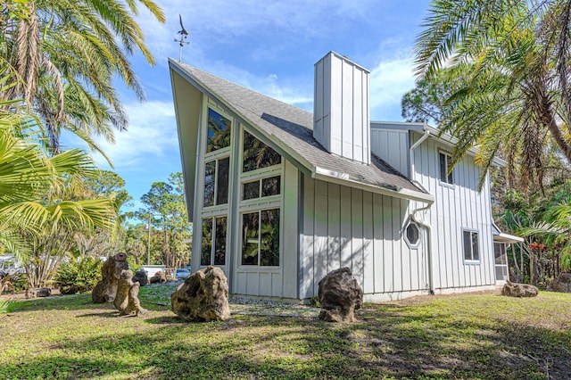 back of house featuring a lawn