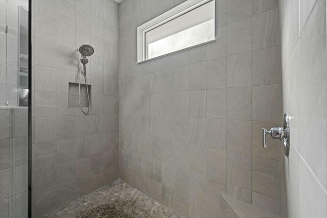 bathroom featuring a tile shower