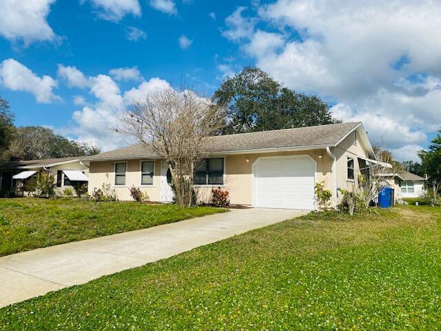 ranch-style home with a front yard