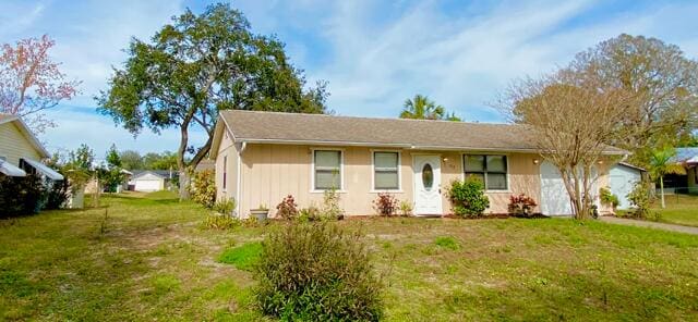 single story home with a front lawn