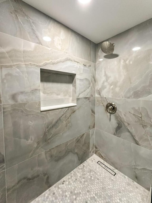 bathroom featuring tiled shower