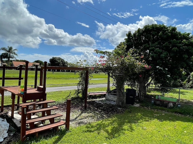 view of property's community featuring a lawn