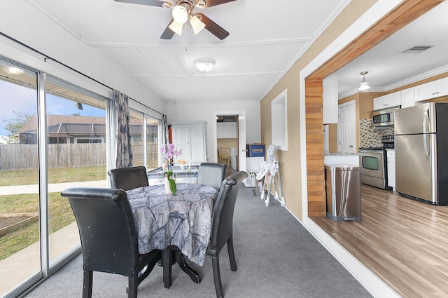 sunroom featuring ceiling fan