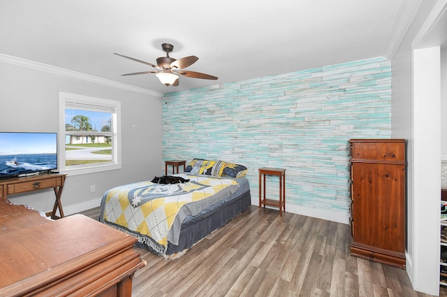 bedroom with hardwood / wood-style floors, crown molding, and ceiling fan