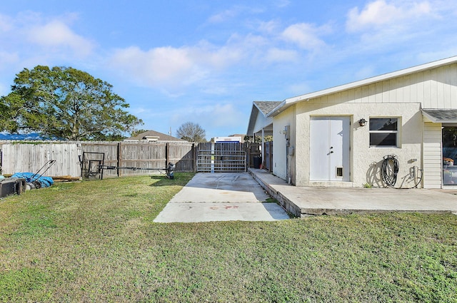 view of yard featuring a patio