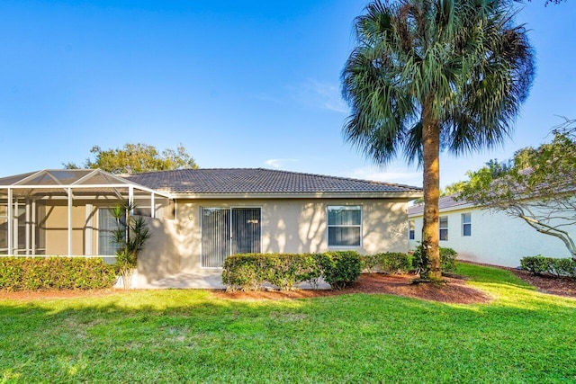 view of front of property with a lanai and a front yard