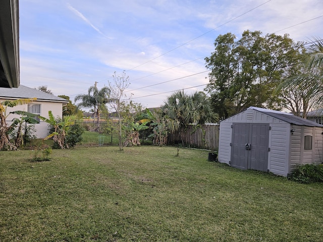 view of yard featuring a storage shed