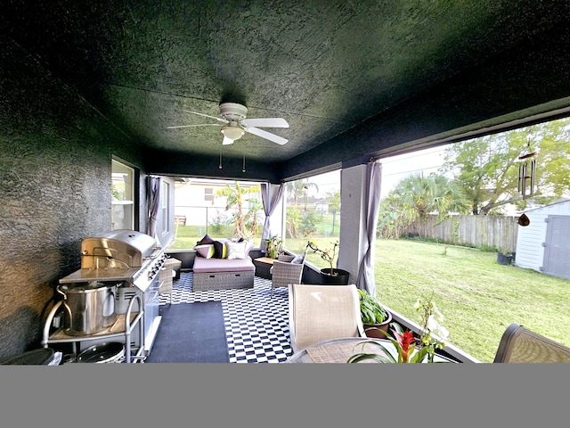 sunroom with ceiling fan