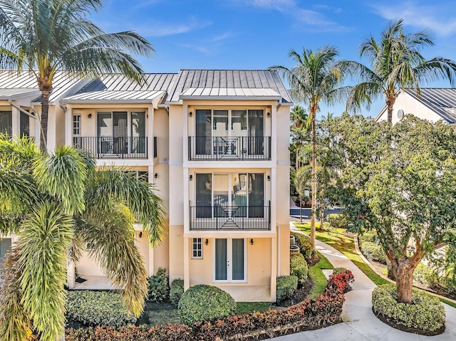 view of front of home featuring a balcony