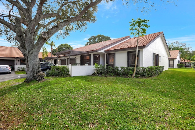 single story home featuring a front yard