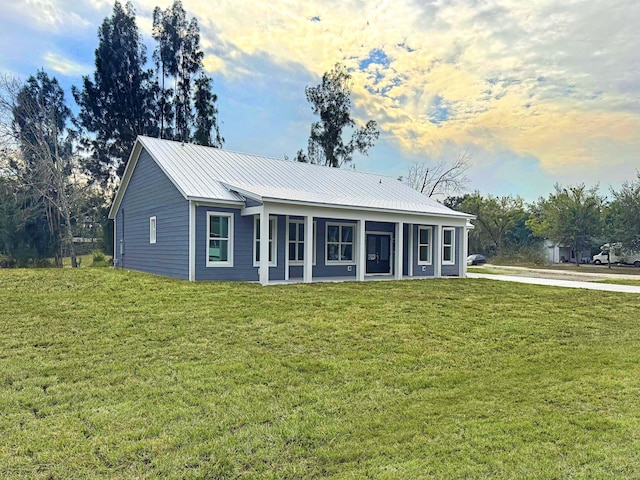 view of front of property featuring a yard