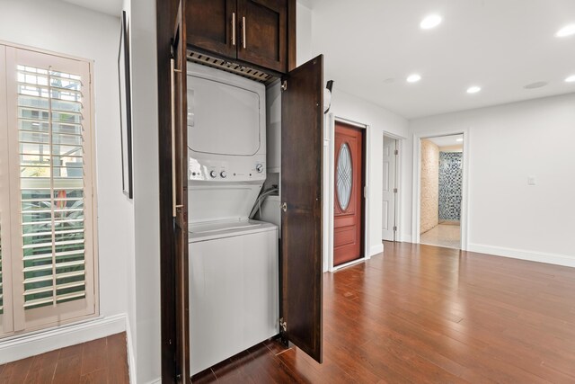 kitchen with dark wood-type flooring, decorative backsplash, sink, and dark brown cabinets