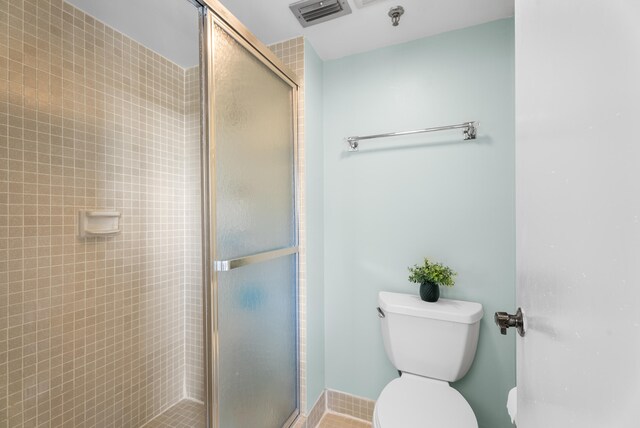 full bathroom with shower / tub combo with curtain, vanity, toilet, and a skylight