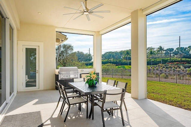 sunroom with ceiling fan