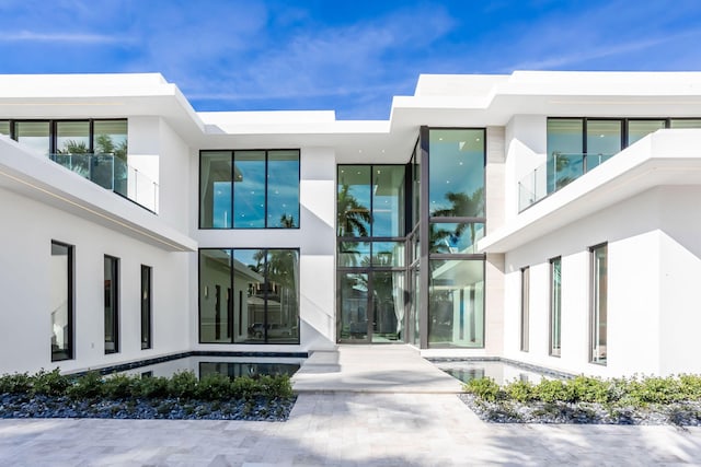 view of exterior entry with stucco siding