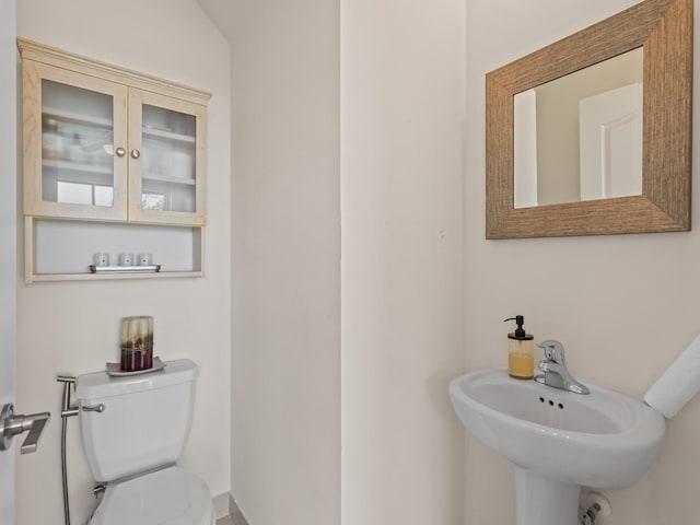 bathroom featuring toilet and sink