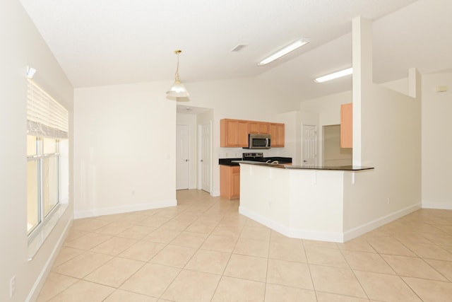 kitchen with vaulted ceiling, decorative light fixtures, a kitchen breakfast bar, light tile patterned floors, and kitchen peninsula