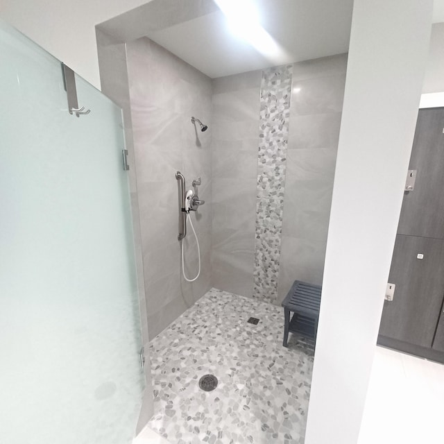 bathroom featuring a tile shower