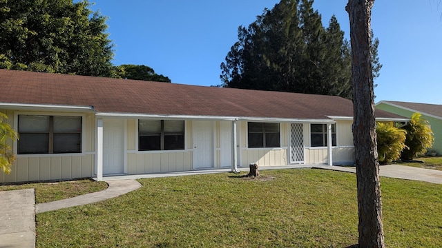 ranch-style house with a front yard